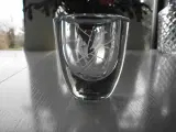 Lille glasvase med slibninger