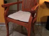 Armstol i massivt træ