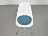 Vitra eames stol i hvid med blå fraster filthynde - 5