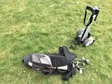 Ældre golfsæt med bag og vogn