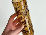 Cylindrisk glasvase, ravfarvet m blomsterpræg - 3