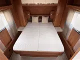 2014 - Adria Adora 563 PU   Fritstående queen seng - 3