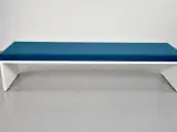 Hvid bænk med blå hynde, inkl. tre runde puder - 4