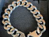 Armbånd.