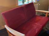 To mands sofa i rød lige som ny