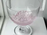 Klar glasopsats med lyserøde prikker i bunden, NB - 4