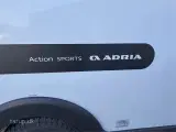 2026 - Adria Action 391 LH Sport   Enkeltsenge m/sidehængt bord, udtræksbord ved kommode, endekøkken, panorama-vindue, el-gulvvarme, stor køle/ frys - 3