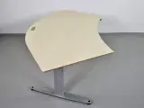 Hæve/sænkebord med boomerang formet plade i birk - 3