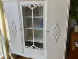 Stort vitrineskab med patina