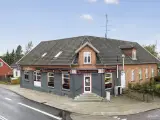 Spændende ejendom i Korinth med flere boliger og erhverv - 2