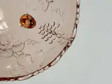 Rosa glasskål m druemotiver og fødder, presset glas, NB - 4