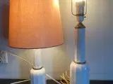 To Heiberg bordlamper i forskellig størrelse.