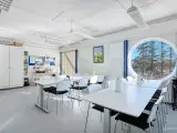 Højloftet lager med 2 store porte samt administration i 2 etager tæt på E20/E47 og Ring 4 - 5