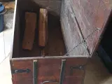 Kiste brugt til brænde, inde