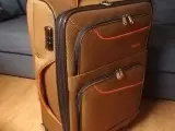 Velholdt kuffert m/4 drejehjul