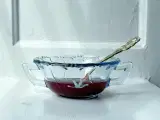Lyseblå glasskål m hjemmemalet svanemotiv