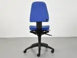 Kinnarps 6000 kontorstol med blå polster og sort stel - 3