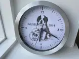 Ur til væg med Sankt Bernhard motiv