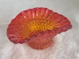 Rød oval skål med flæsekant