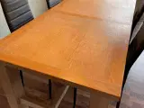 Rigtig fin Spisebord med stole