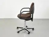 Dauphin kontorstol med brunt polster og sorte armlæn - 2