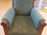 Gammel lænestol med grønt betræk