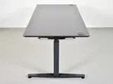 Hæve-/sænkebord med sort laminat og faset sort kant, 180 cm. - 2