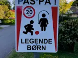 Skilte "Pas På - Legende børn"   SPAR 40 %  Skilte - 3
