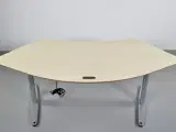 Hæve/sænkebord med boomerang formet plade i birk - 5