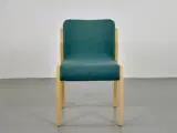 Konference-/mødestol i grøn, med stel i ahorn.