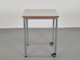 Højbord med grå plade og alufarvet stel