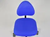 Häg kontorstol med blå polster og sort stel - 5