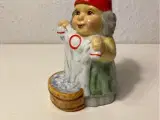 Gl Nissemor med vasketøj