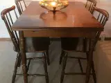 Farstrup bord med udtræk+4 stole 
