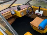 Styrpultbåd med 70 hk påhængsmotor.