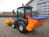 Solis 26 HST Snow Edition med frontlift, front PTO, Thyregod TK 1600 kost, med hydraulisk sving og SSP140 saltudlægger - 3