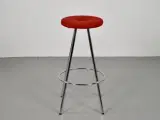 Martela barstol med rødt polster på sædet og krom stel - 4