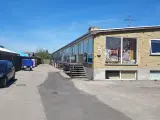 Butik. Klinik, Showroom, Lager - med Læsserampe Køkken, toiletter. - 2