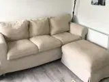 Sofa i beige med puf 