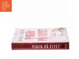 Pigen på flyet : krimi af Michel Bussi (f. 1965) (Bog) - 2