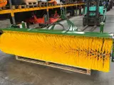 Thyregod TK 2800 med nylon børster og hydraulisk sving. brede 2800 og feje brede 2500 - 4