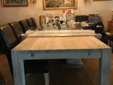 Et stor massiv spisebord med 10 stole
