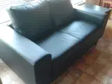 Sort læderlook 2prs sofa