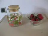 Pyntejordbær og opbevaringsglas med jordbærmotiv 