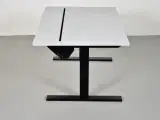 Holmris hæve-/sænkebord med grå laminat og kabelbakke, 120 cm. - 4