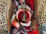 Kort kjole. Med print af stor rose i Large 