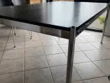 Spisebord i sortlakeret eg med stålben - 4