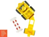 Gul legetøjs truck med anhænger og afspærringsbom fra Lego (str. 13 x 9 cm) - 2