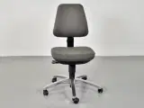 Dauphin kontorstol med gråt polster og blankt stel