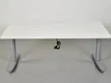 Hæve-/sænkebord med hvid plade og mavebue, 160 cm. - 3
